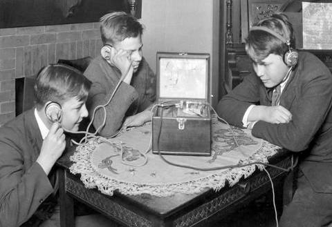 radio_slusanja_retro_480