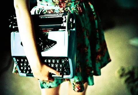 zena_pisaci_stroj_480