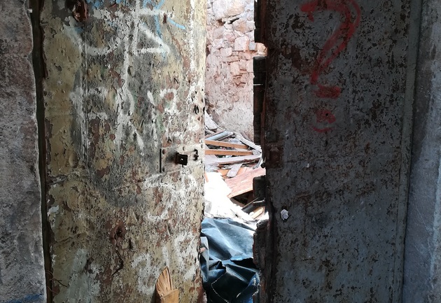 Ruševan objekt zatrpan smećem pored Carrarine poljane nedaleko od Vrtla