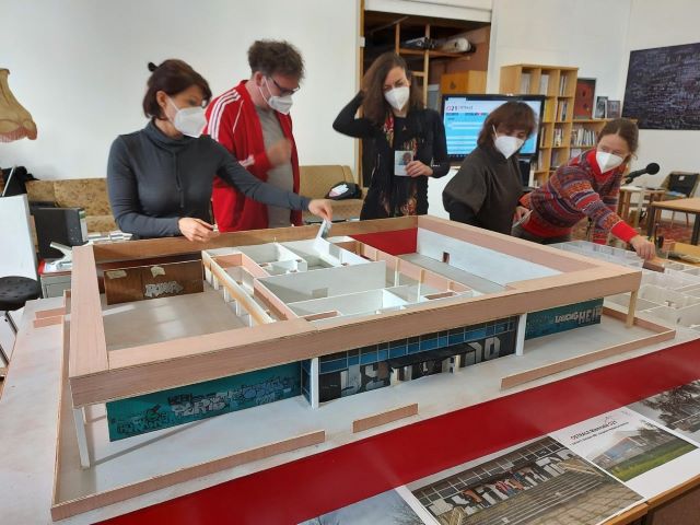 OSTRALE, veljača, 2021. Kustoski rad u izolaciji s modelom Robotron kantine. 