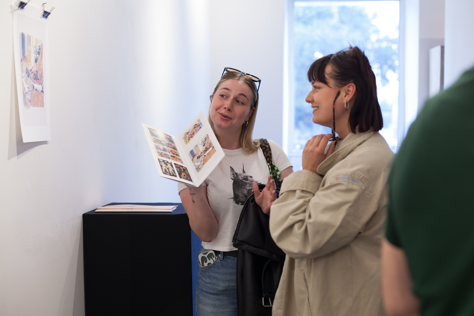 Fotografija dviju nasmijanih posjetiteljica izložbe Sapphic Sessions.