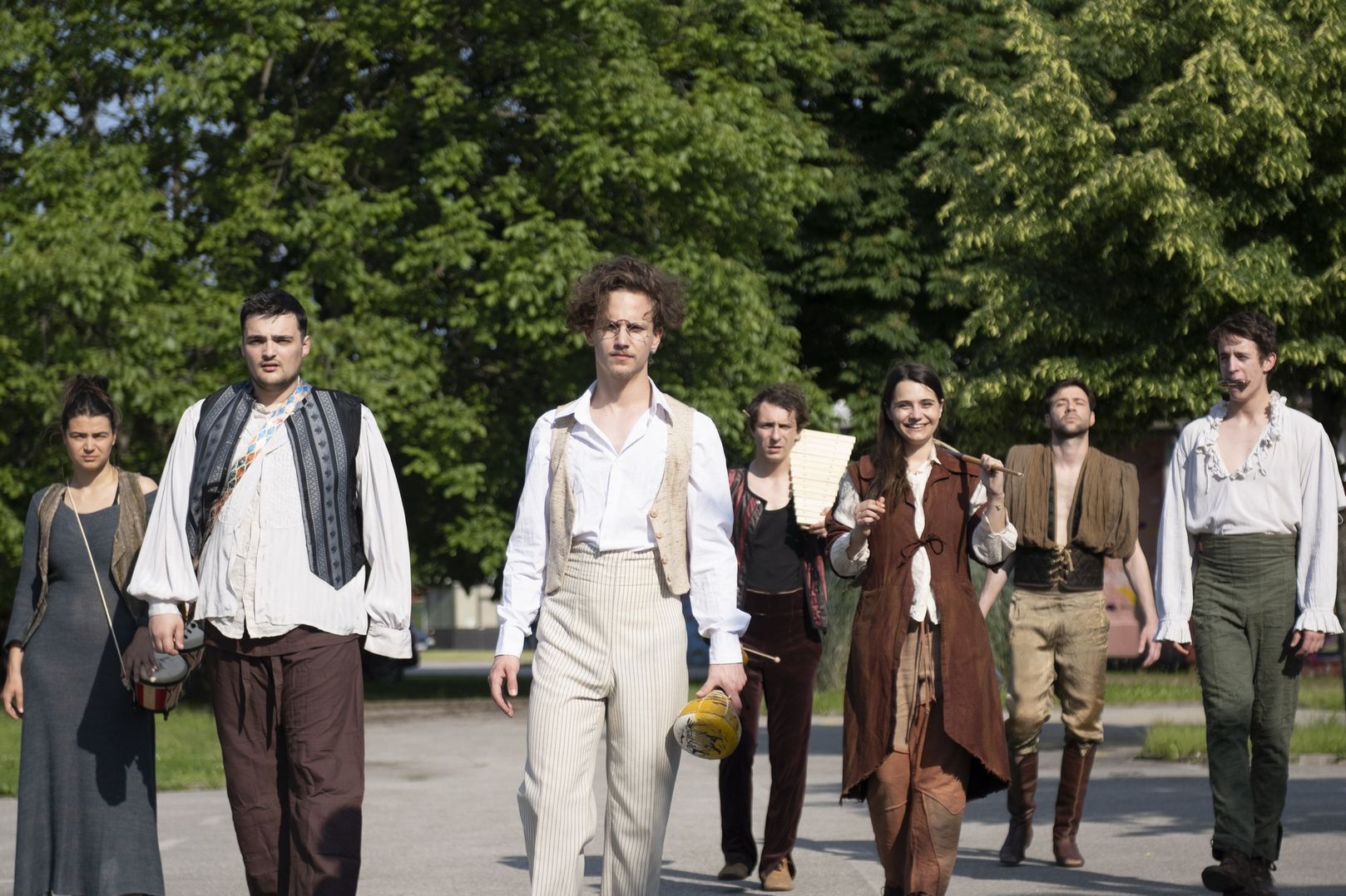 Fotografija trupe OvoOno prikazuje glumački postav predstave. Na njoj vidimo pet glumaca i dvije glumice koji hodaju prema objektivu. Neki od njih su ozbiljnih izraza lica, neki su nasmijani, a svi nose kostime koji ukazuju na stariji povijesni period.